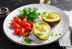 avocado al forno con uovo e fresco insalata. vegetariano piatto. chetogenica dieta. cheto cibo foto