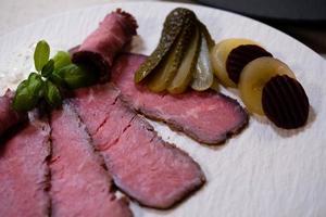 roastbeef con patate fritte e salsa remoulade foto