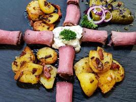 roastbeef con patate fritte e salsa remoulade foto