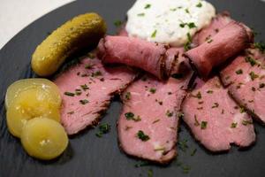 roastbeef con patate fritte e salsa remoulade foto