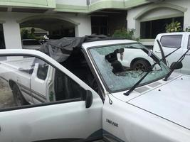 rotto auto bicchiere nel un incidente. danneggiato settore automobilistico bicchiere sfondo modello. rotto auto come un' risultato di un' strada incidente foto