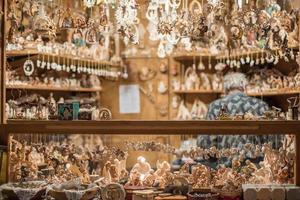 trento, Italia - dicembre 1, 2015 - persone a tradizionale natale mercato foto