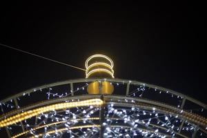 ghirlande siamo disposte nel arco. urbano decorazione. luminosa leggero lampadine. foto