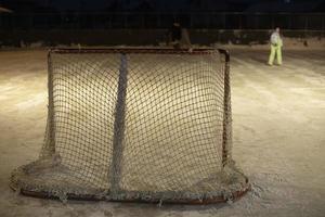 cancello a hockey stadio. cancello nel hockey. serpentina pattinando pista di pattinaggio. posto per gli sport. foto