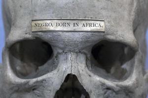 nero uomo a partire dal africaskull vecchio dettaglio con negro scrittura foto