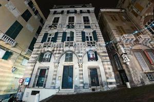 Genova san Matteo Chiesa e plaza a notte foto