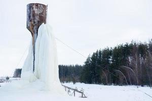 congelato acqua Torre. il acqua trasformato per Ghiaccio. anormale freddo foto