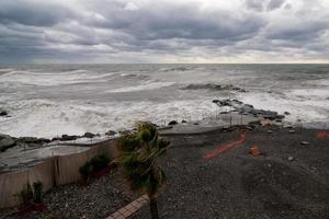 mare tempesta su il riva foto