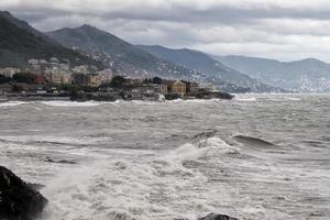 mare tempesta su il riva foto