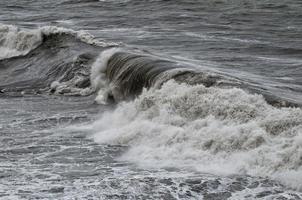 mare tempesta su il riva foto