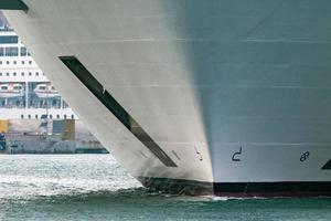 nave prua arco vicino su dettaglio a tramonto foto