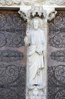 notre dama Parigi Cattedrale statua scultura e tetto prima fuoco foto