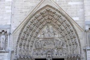 notre dama Parigi Cattedrale statua scultura e tetto prima fuoco foto