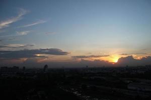 tramonto buio blu nube con bianca d'oro leggero cielo sfondo e città leggero mezzanotte sera tempo foto