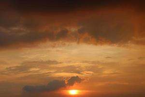 tramonto buio blu nube con bianca d'oro leggero cielo sfondo e città leggero mezzanotte sera tempo foto