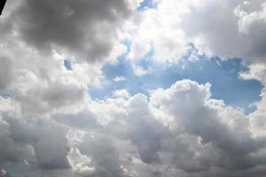 bianca grigio nuvoloso celeste blu cielo sfondo Cloudscape foto