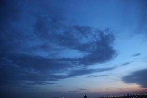 buio blu nube con bianca leggero cielo sfondo e città leggero mezzanotte sera tempo foto