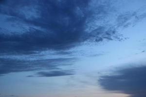buio blu nube con bianca leggero cielo sfondo e mezzanotte sera tempo foto