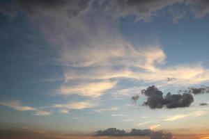 tramonto buio blu nube con bianca d'oro leggero cielo sfondo e città leggero mezzanotte sera tempo foto