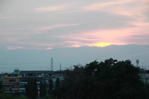 tramonto buio blu nube con bianca d'oro leggero cielo sfondo e città leggero mezzanotte sera tempo foto