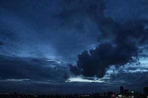 buio blu nube con bianca leggero cielo sfondo e mezzanotte sera tempo foto