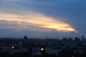 buio blu nube con bianca leggero cielo sfondo e città leggero mezzanotte sera tempo foto