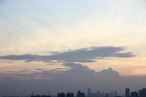 buio blu nube con bianca leggero cielo sfondo e città leggero mezzanotte sera tempo foto