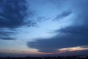 buio blu nube con bianca leggero cielo sfondo e città leggero mezzanotte sera tempo foto