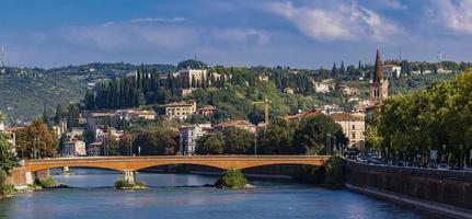 ponte navi sul fiume adige a verona, italia foto