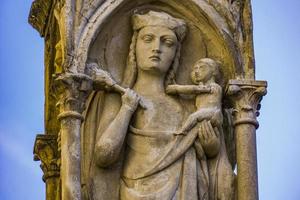 Vergine Maria con Gesù Bambino statua in piazza Bra a Verona, Italia foto