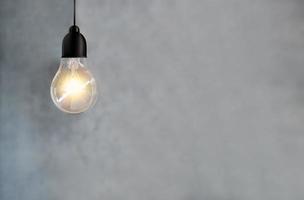 idea energia e lampadina su sfondo muro di cemento foto