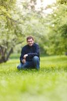 uomo inginocchiato in un parco foto