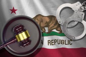 California noi stato bandiera con giudice maglio e manette nel buio camera. concetto di penale e punizione foto