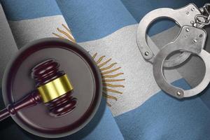 argentina bandiera con giudice maglio e manette nel buio camera. concetto di penale e punizione, sfondo per giudizio temi foto