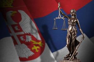 Serbia bandiera con statua di signora giustizia e giudiziario bilancia nel buio camera. concetto di giudizio e punizione foto