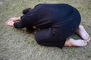 giovane indiano donna praticante yoga all'aperto nel un' parco. bellissimo ragazza pratica di base yoga posa. quiete e relax, femmina felicità. di base yoga pose all'aperto foto