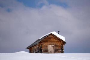 legna cabina capanna nel il inverno neve sfondo foto