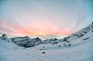 alto montagna tramonto su il nevoso rocce foto