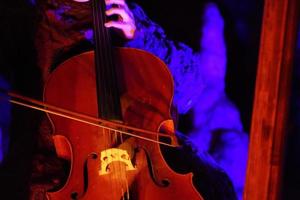 donna mani giocando violoncello dettaglio vicino su foto