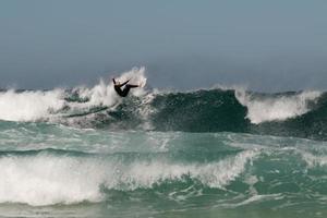 un isolato surfer salto su grande onde foto