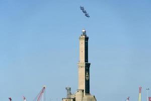 Frecce tricolori Italia acrobatico volo squadra al di sopra di Genova faro foto