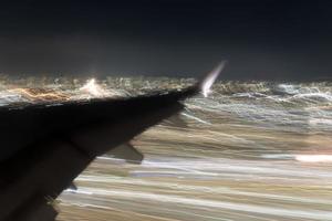 aeroporto luci durante atterraggio foto