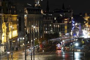 amsterdam centrale stazione a notte paesaggio urbano foto