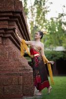 bella donna che indossa un tipico abito thailandese foto