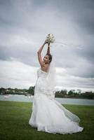 bella sposa con fiori, trucco da sposa e acconciatura foto