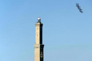 Frecce tricolori Italia acrobatico volo squadra al di sopra di Genova faro foto