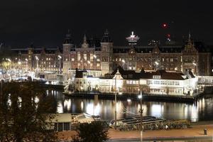 amsterdam centrale stazione a notte paesaggio urbano foto