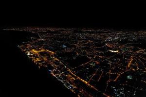 Lisbona aereo notte paesaggio urbano a partire dal aereo mentre atterraggio foto