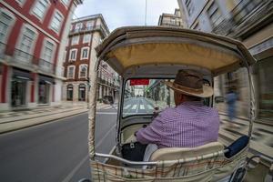 Lisbona tuktuk città giro foto