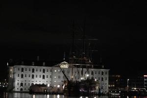 amsterdam canale nave nave Museo a notte foto